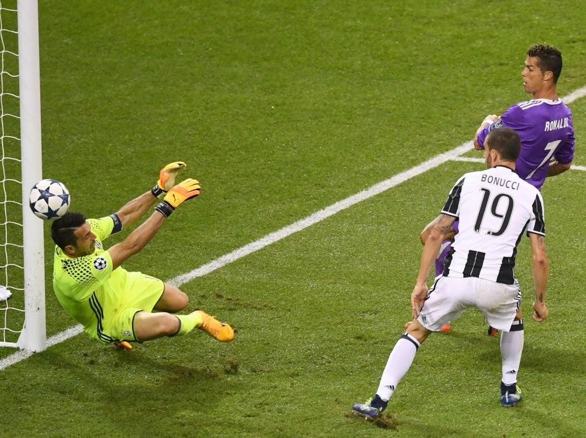 Striker Real Madrid Cristiano Ronaldo saat membobol gawang Juventus di final Liga Champions musim lalu. (Foto: Michael Regan/Getty Images)