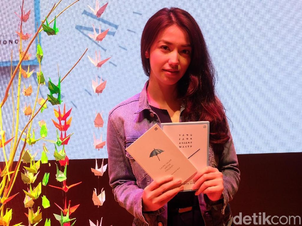 Velove Vexia Kepincut Puisi-puisi Sapardi Djoko Damono yang Sederhana Velove Vexia Kepincut Puisi-puisi Sapardi Djoko Damono yang Sederhana