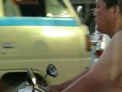 Viral Pria Bugil Naik Sepeda Motor di Jambi, Ini Faktanya