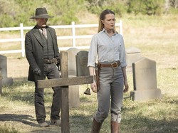 Evan Rachel Wood Bingung Perankan Dua Karakter di Westworld