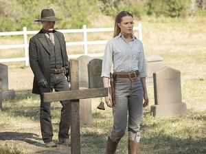 Evan Rachel Wood Bingung Perankan Dua Karakter di Westworld Evan Rachel Wood Bingung Perankan Dua Karakter di Westworld