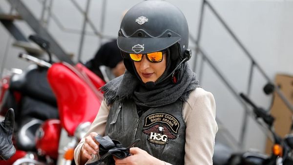Gaya Perempuan Saudi Belajar Naik Moge