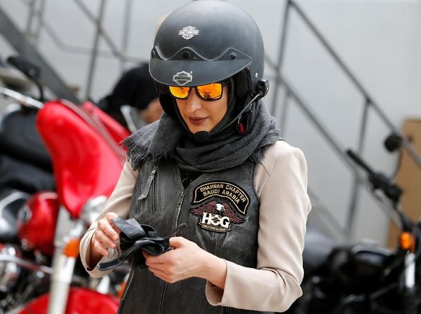 Gaya Perempuan Saudi Belajar Naik Moge