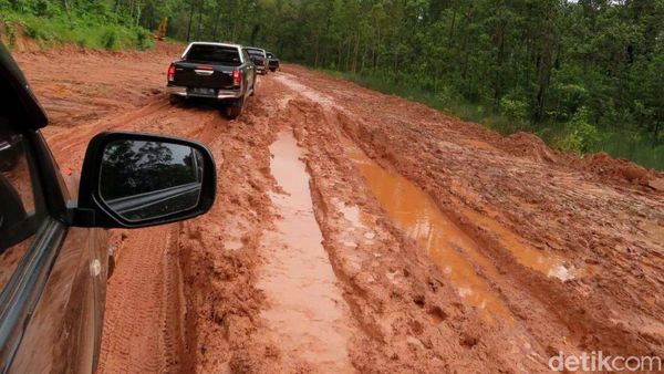 Penampakan Jalan Trans Papua yang Bikin Menteri PUPR Geram
