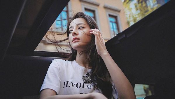 Potret 8 Artis Cantik yang Pesonanya Bikin Pemain Sepak Bola Terpana