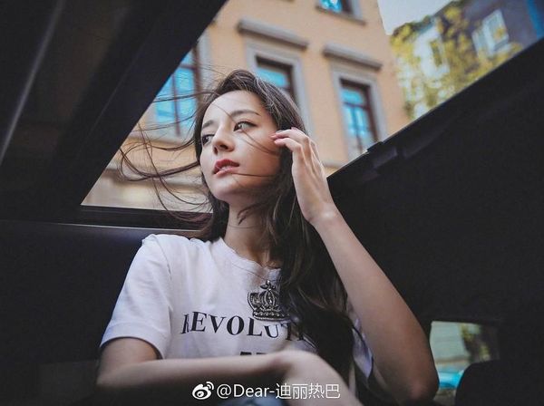 Potret 8 Artis Cantik yang Pesonanya Bikin Pemain Sepak Bola Terpana