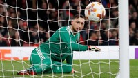 Selepas turun minum, Arsenal semakin di atas angin. Granit Xhaka berhasil menciptakan gol kedua Arsenal untuk berbalik mengungguli Milan 2-1. Kiper Milan Gianluigi Donnarumma sempat menepis sepakan Xhaka tapi bola mengalir terlalu deras sehingga tetap masuk ke gawangnya. (Foto: David Klein/Reuters)