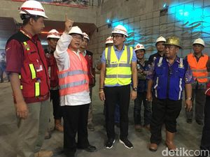 Malam-malam, Sandiaga Tinjau Progres Underpass Mampang