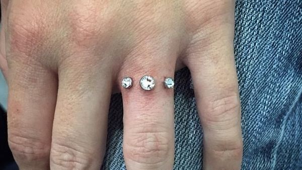 Ngeri atau Romantis? Lagi Tren Cincin Tunangan Ditindik di Jari Manis