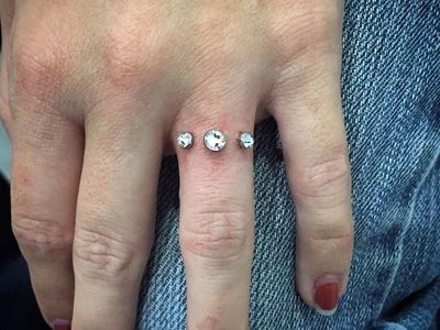 Ngeri atau Romantis? Lagi Tren Cincin Tunangan Ditindik di Jari Manis