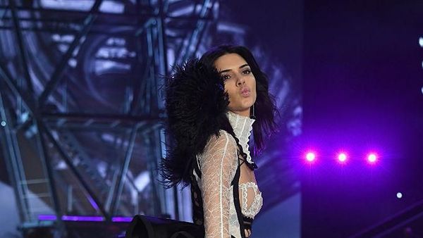 Happy Bday Kendall Jenner! Lihat Lagi Gaya Seksi Sang Scorpio Girl