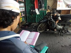 Alhamdulillah, Ngaji di Bengkel Motor Ini Gratis Biaya Servis