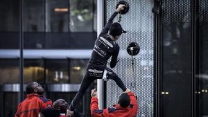 Riuh Dunia dalam Gambar: Hujan Emas di Rusia, Spiderman di Prancis