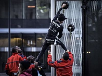 Riuh Dunia dalam Gambar: Hujan Emas di Rusia, Spiderman di Prancis