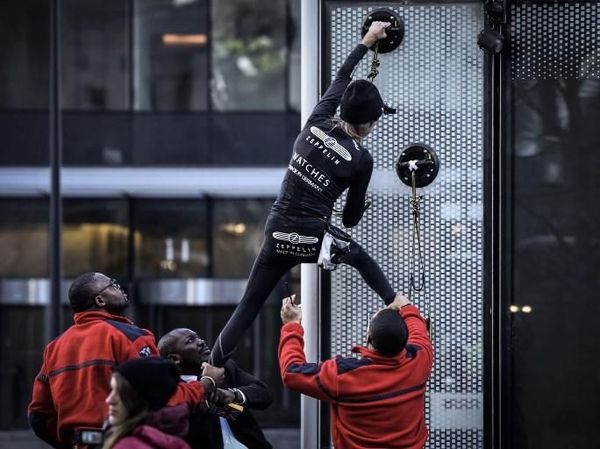 Riuh Dunia dalam Gambar: Hujan Emas di Rusia, Spiderman di Prancis