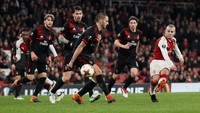 Tampil di kandang sendiri di Emirates, Arsenal hanya butuh minimal hasil seri untuk lolos setelah menang 2-0 di leg pertama. Sedangkan Milan butuh kemenangan dengan selisih tiga gol. (Foto: David Klein/Reuters)