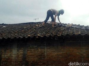 Hujan Deras dan Angin Kencang Rusak Rumah di Magelang Hujan Deras dan Angin Kencang Rusak Rumah di Magelang