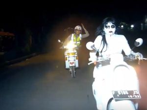 Heboh, Kuntilanak Pasrah Ditilang Polisi Heboh, Kuntilanak Pasrah Ditilang Polisi