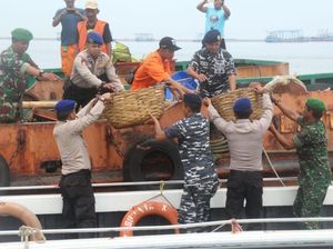 Kompak! Pakai Kapal Patroli Aparat Sisir Sampah di Kepulauan Seribu Kompak! Pakai Kapal Patroli Aparat Sisir Sampah di Kepulauan Seribu