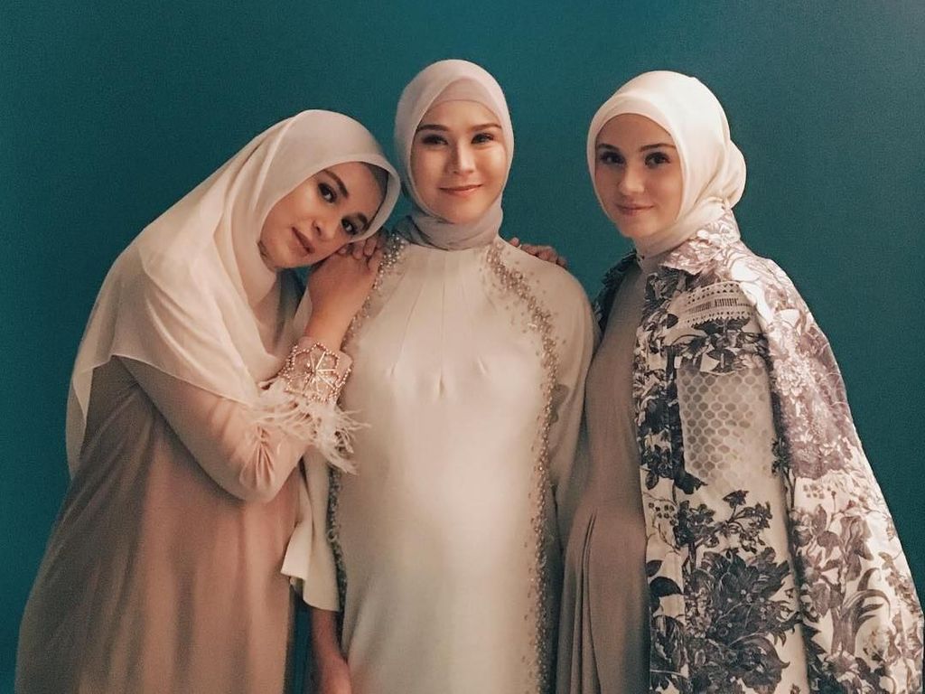 Kompak! Gaya Trio Bumil Berhijab: Zaskia, Shireen dan Zeezee Shahab Kompak! Gaya Trio Bumil Berhijab: Zaskia, Shireen dan Zeezee Shahab