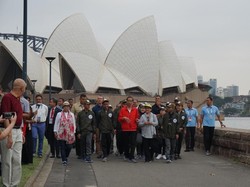 Jokowi dan Iriana Olahraga Pagi di Royal Botanic Garden