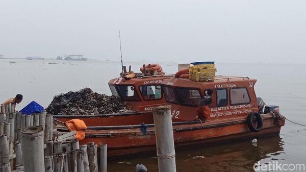 Foto: Kapal Fiber Pengangkut Lautan Sampah di Teluk Jakarta