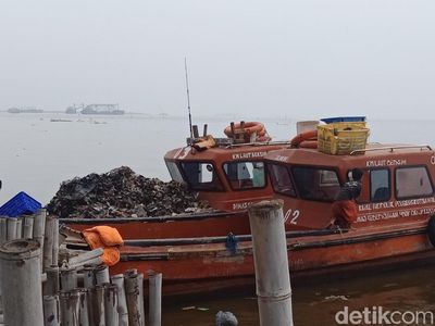 Foto: Kapal Fiber Pengangkut Lautan Sampah di Teluk Jakarta