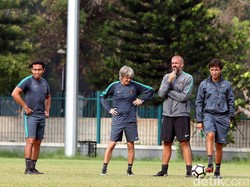 Gantikan Pemain yang Absen, Bima Sakti Beraksi di Lapangan Latihan