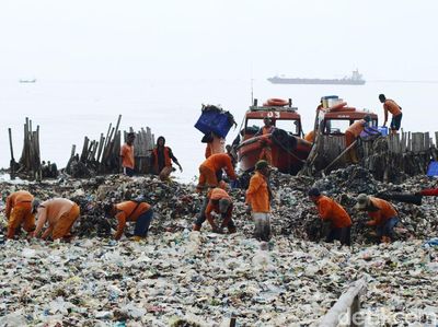 Pasukan Oranye Gotong Royong Bersihkan Lautan Sampah