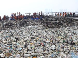 Memandang dari Langit Lautan Sampah di Teluk Jakarta