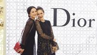 Sisterhood! Kompaknya Julie Estelle dan Cathy Sharon