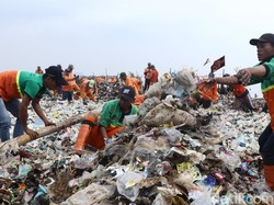 Sandi Akui Lambat Koordinasi Penanganan Sampah di Teluk Jakarta