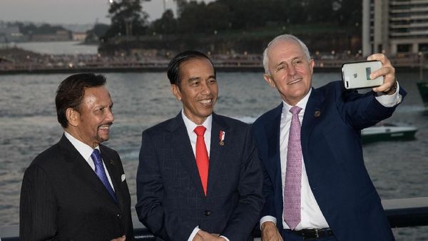 Jokowi Diajak Selfie (Lagi) Bareng Turnbull dan Pemimpin ASEAN