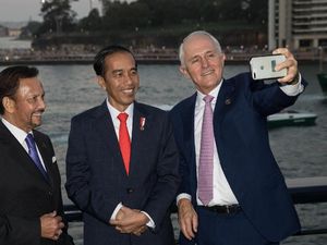 Jokowi Diajak Selfie (Lagi) Bareng Turnbull dan Pemimpin ASEAN