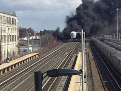 Pabrik Daur Ulang di New York Terbakar, Perjalanan Kereta Terganggu