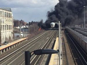 Pabrik Daur Ulang di New York Terbakar, Perjalanan Kereta Terganggu Pabrik Daur Ulang di New York Terbakar, Perjalanan Kereta Terganggu