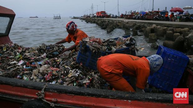 Cerita Makan Enak Warga Pemungut Sampah di Pesisir Jakarta