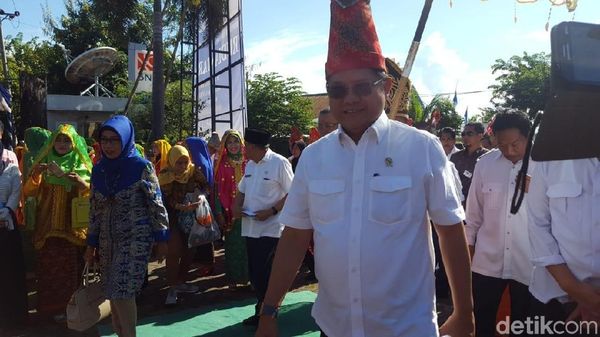 Gaya Menkominfo Resmikan Akses Internet di Sumbawa