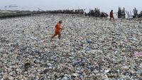 Berita Terheboh: Lautan Sampah di Teluk Jakarta, Lampu Lalin Nyanyi