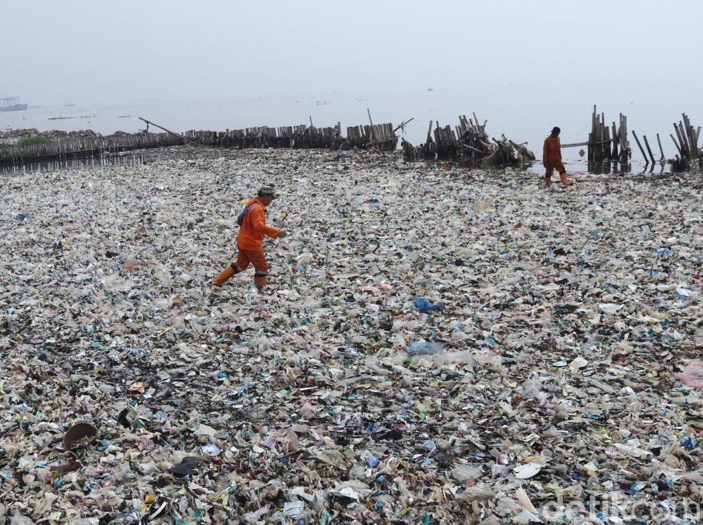 Berita Terheboh: Lautan Sampah di Teluk Jakarta, Lampu Lalin Nyanyi