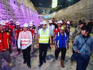 Foto: Saat Sandiaga Cek Progres Underpass Mampang-Kuningan