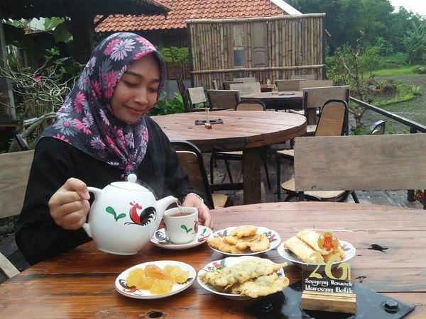 Serunya! Ngopi Santai Sambil Memandang Sawah Menghijau di Sini