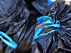Ketika Plastik Sampah Disulap Jadi Gaun Super Cantik