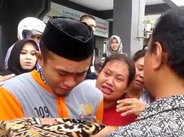 Momen Haru Tahanan Tangisi dan Cium Jenazah Balitanya di Lapas