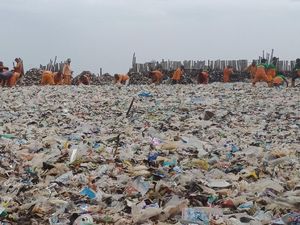 Sandiaga Ungkap Asal Muasal Lautan Sampah di Teluk Jakarta Sandiaga Ungkap Asal Muasal Lautan Sampah di Teluk Jakarta