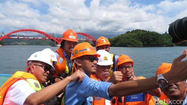 Kepalkan Tangan, Menteri PUPR Selfie di Depan Jembatan Holtekamp