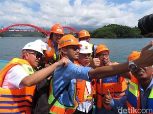 Kepalkan Tangan, Menteri PUPR Selfie di Depan Jembatan Holtekamp