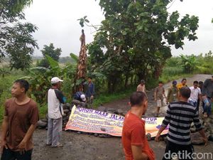 Lingkungan Rusak, Warga Tegal Blokir Tambang Pasir