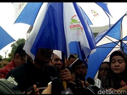 Bikin Gerrr! Payung Sandiaga Kuncup Pas Lagi Wawancara