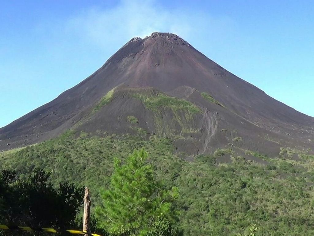 Profil 5 Gunung Berapi di Sulut yang Kini Naik Status Jadi Waspada